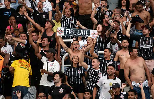 Advogado detalha como ajuda o Corinthians no combate à pirataria de produtos; Confira