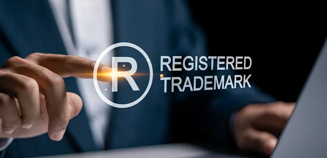 holograma-do-simbolo-de-marca-registrada-com-homem-encostando-o-dedo