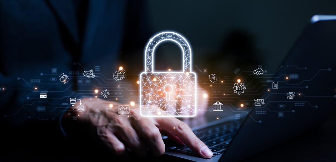 icone-de-cadeado-holografico-com-fundo-de-pessoa-mexendo-no-computador