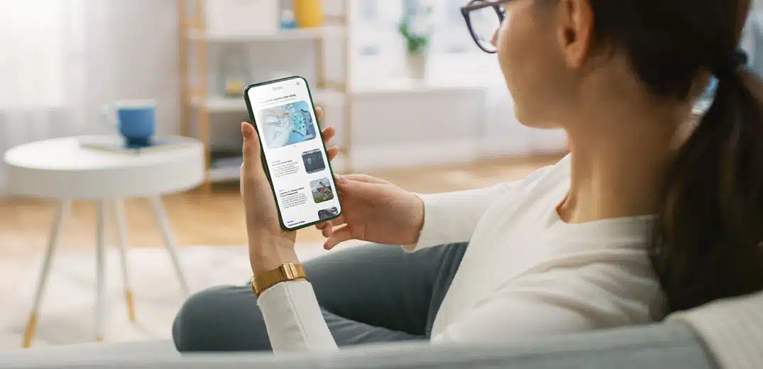 Mulher-olhando-site-de-noticias-no-celular