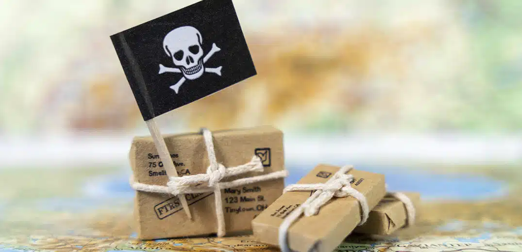 mapa-mundi-com-caixas-e-bandeira-pirata