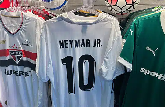 Caça às camisas piratas: clubes criam equipes para combater prejuízo de R$ 9 bilhões