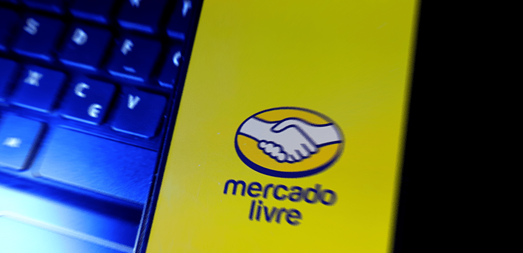 Logo do mercado livre ao lado de um teclado de computador