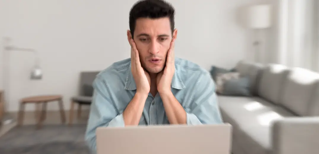 pessoa vendo seu site sendo clonado