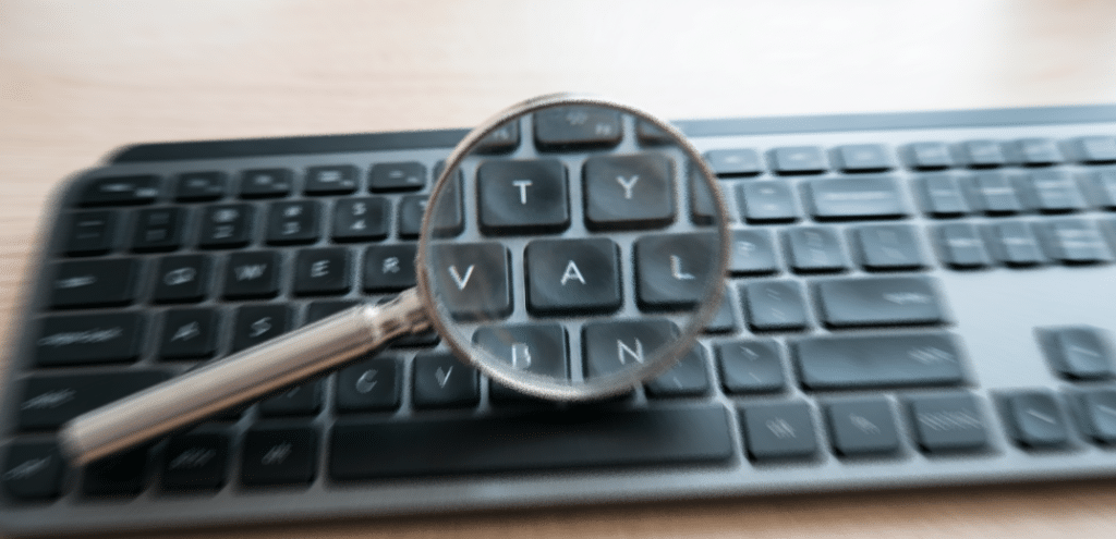lupa focando em algumas teclas especificas de um teclado